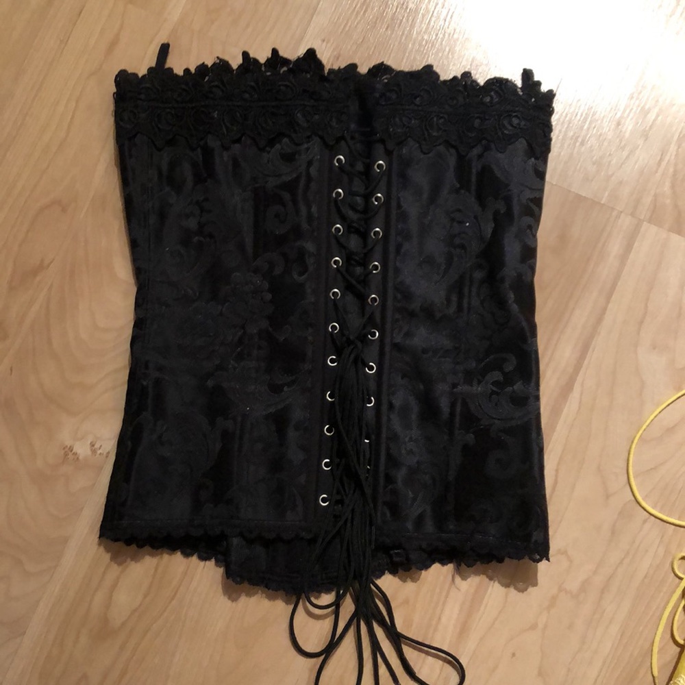 Three corsets - Picture 3 of 7